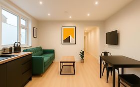 Modern Central Apartment + King Size Bed + Garden